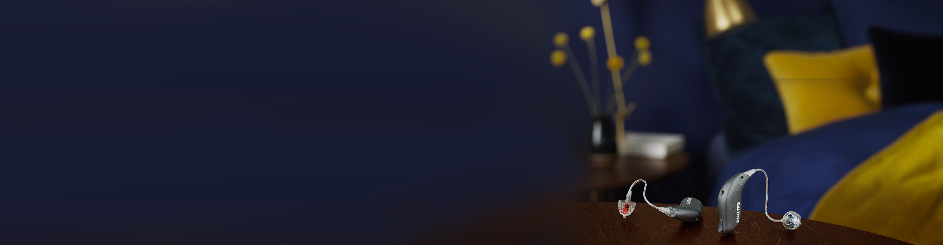 放在床头柜上的飞利浦HearLink miniRITE助听器。飞利浦助听器让您听得更好